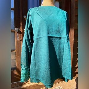 Blouse with lace on the arms.